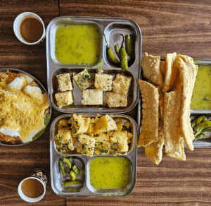 snacks in vadodara, best gujarati snacks near NH48, hotel grand darshan