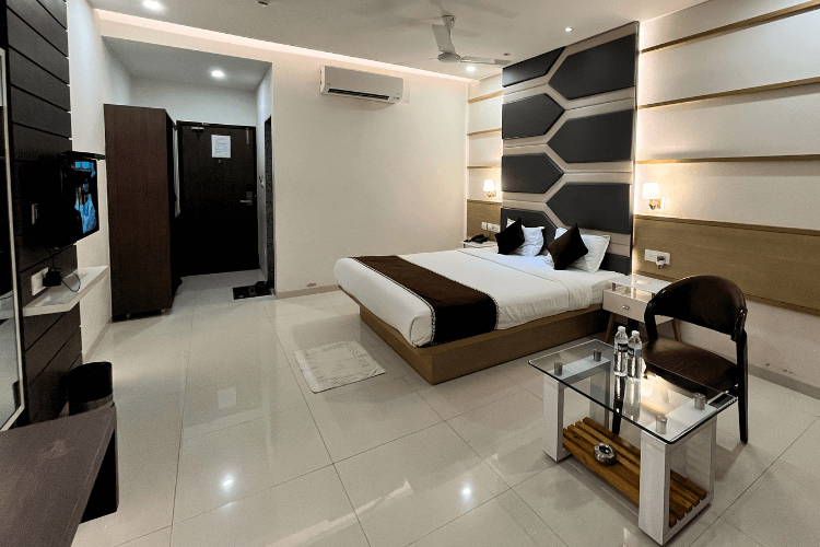 deluxe double rooms, rooms in Vadodara, hotel grand darshan